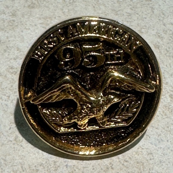 FIRST AMERICAN TITLE INSURANCE Six lapel/ hat pins. Perfect for collectors. - Picture 5 of 8